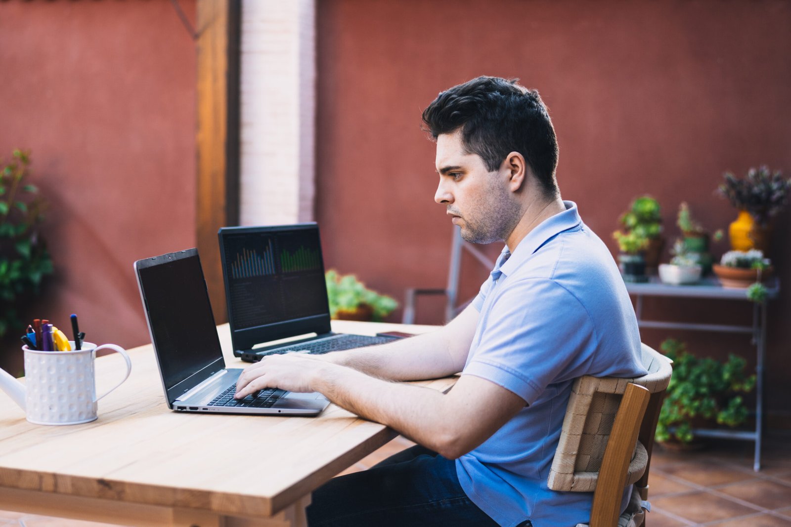 Freelancing vs Full-Time Job: What Should Freshers Choose?